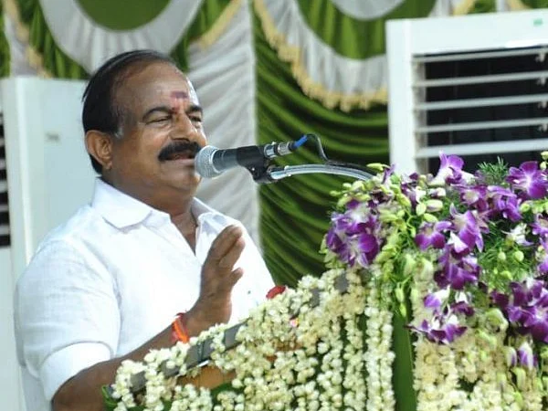 ‘ஒரு வருஷத்துல இது மரமா வளர்ந்திருக்கணும்; இல்ல... ஃபெயில் பண்ணிடுவேன்!’ - அமைச்சர் கருப்பணன் கலகல