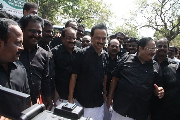 சட்டப்பேரவைக்கு கறுப்புச் சட்டை! - வந்த வேகத்தில் கிளம்பிய ஸ்டாலின் #TNBudget2018