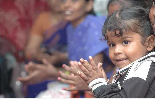 ஊசியோடு போராடும் குழந்தைகள்
