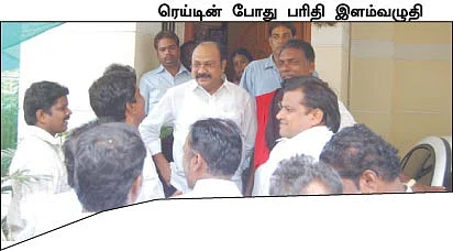 பரிதியை இழுக்கத் திட்டமா?