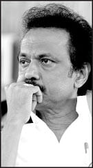 ''இளைஞர்களை நேர்காணல் செய்யும் முதியவர் ஸ்டாலின்''