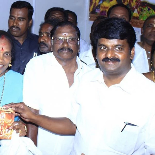 அ.தி.மு.க தொண்டர்களுக்கு பகவத் கீதை பரிசளிப்பு! - பி.ஜே.பி-யில் இணைகிறாரா விஜயபாஸ்கர்?