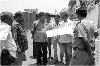 ''ரோட்டை ஆக்கிரமித்து ப்ளாட் போடுறாங்க..''