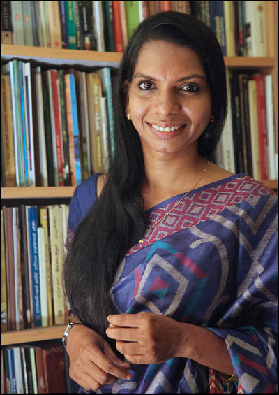 ‘மழை தன்னந்தனியே பாடிக் கொண்டிருக்கிறது’ - தமிழ்நதி