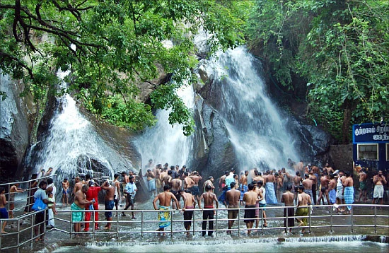 குளிர்விக்கும் குற்றாலம்!