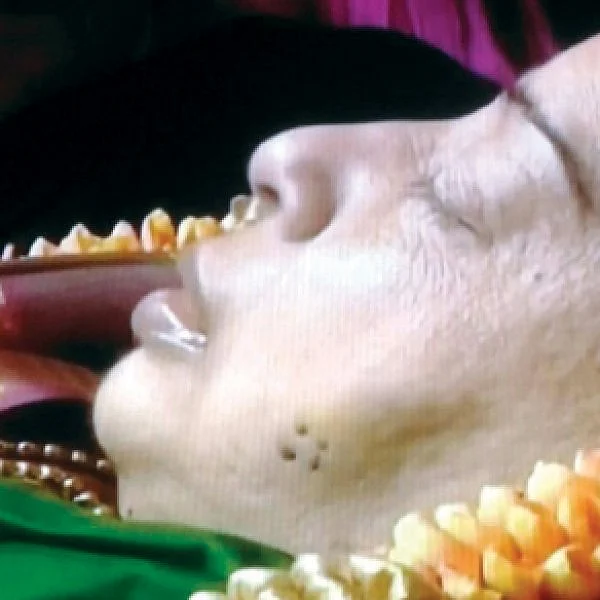 ஜெ. கன்னத்திலிருந்த நான்கு புள்ளிகளும் அவிழாத முடிச்சுகளும்!