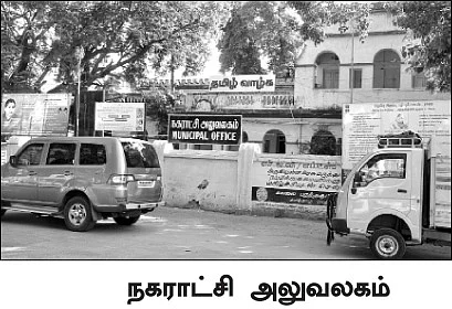 'ஹெல்மட் போட்டு வந்தாலும் அடிக்கிறார்கள்!'