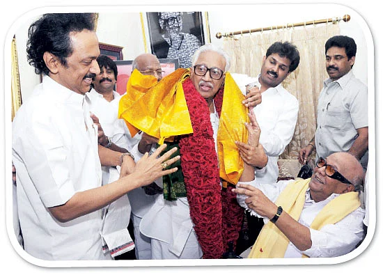மிஸ்டர் கழுகு: அன்பழகன் வீட்டு வாசலில்...