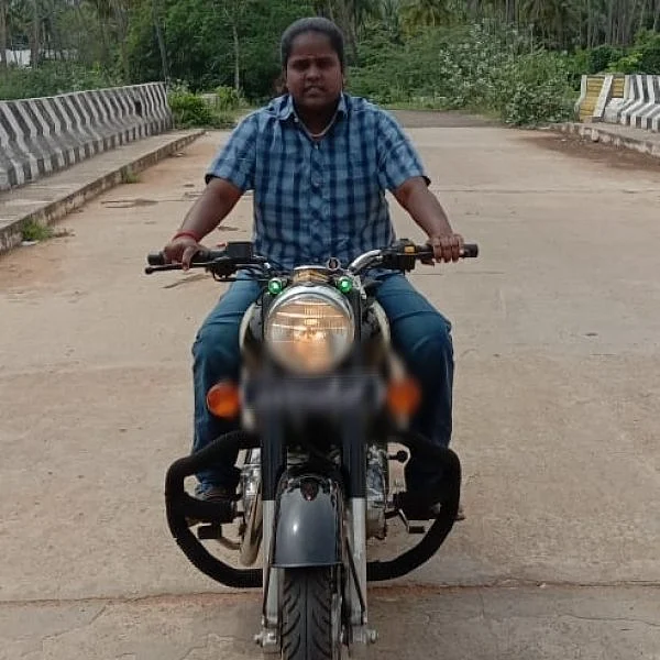 ``என்னோட சர்வீஸ்ல விபத்தே ஏற்பட்டதில்லை’’ - வேன் ஓட்டும் பிரியா அக்கா