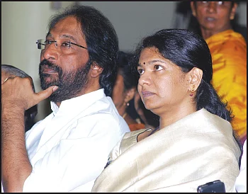 மிஸ்டர் கழுகு: குடும்ப அட்டைதாரர்களுக்கு இலவச செல்போன்?