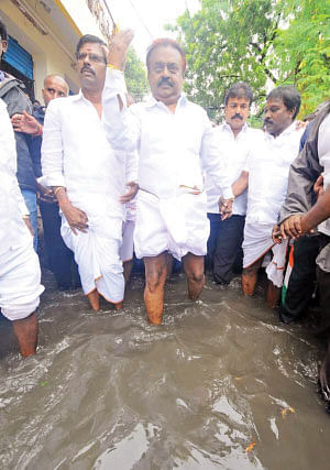 “ரெண்டு பேருமே வரக் கூடாது!”