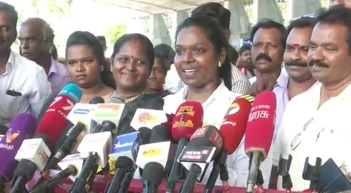 பைலட் காவ்யாவுக்கு மதுரையில் உற்சாக வரவேற்பு