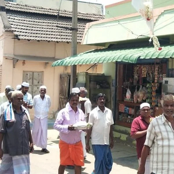 சந்தனம் பூசி அன்பைப் பகிர்ந்துகொள்ளும் இஸ்லாமிய - இந்து சகோதரர்கள்! - மத நல்லிணக்கப் பங்குனி உத்திரம்