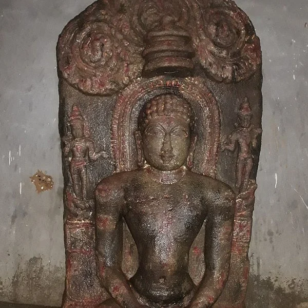 மயங்கிய மாடுகள்... சிதறிய திருடர்கள்... மகாவீரர் சிற்ப ருசிகரம்!