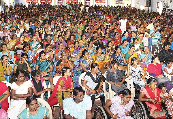 நெல்லையில் நெகிழ்ந்த தோழிகள்!