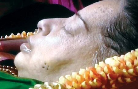 ஜெ. கன்னத்திலிருந்த நான்கு புள்ளிகளும் அவிழாத முடிச்சுகளும்!