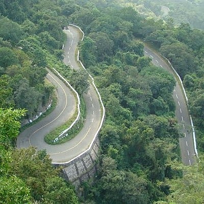 வால்பாறை: சுற்றுலா வேன் கவிழ்ந்து கொடூர விபத்து – 7 பேர் உயிரிழந்த சோகம்!