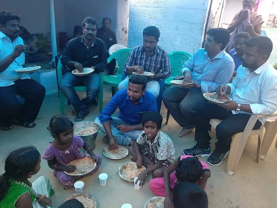 பாப்பம்மாள் வீட்டு விருந்து..! - அன்பால் நனைந்த இளைஞர்கள் படை