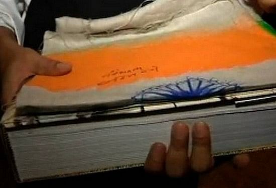 தேசியக்கொடியில் மோடி கையெழுத்திட்டதாக சர்ச்சை!