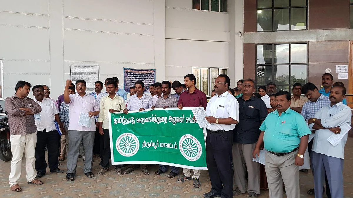 திருப்பூரில் வருவாய்த்துறை அலுவலர்கள் திடீர் ஆர்ப்பாட்டம்!