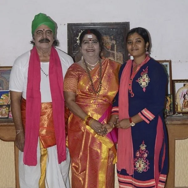 “விஜயலட்சுமி நவநீதகிருஷ்ணன் அம்மா பத்மஸ்ரீ விருதை என் கையில கொடுத்ததும்...'' - நெகிழும் கல்லூரி மாணவி சிவசங்கரி