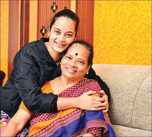 நான்தான் உனக்குப் பையன்! - மகள் சுஜா - அம்மா விஜயகுமாரி
