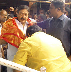 “அமைச்சரே என் பாக்கெட்டுக்குள்...”
