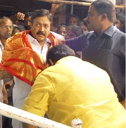 “அமைச்சரே என் பாக்கெட்டுக்குள்...”