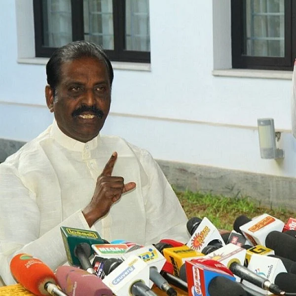 `கனத்த இதயத்துடன் கருணாநிதி வீட்டுக்குள் நுழைந்தேன்' - வைரமுத்து உருக்கம்!