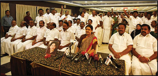 ஆடுபுலி ஆட்டம்! - என்ன செய்யப்போகிறார்கள் எடப்பாடியும் ஸ்டாலினும்?