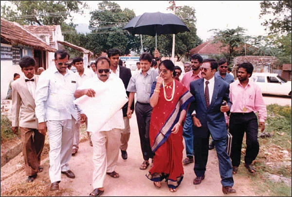 ஒரு பணக்கார பெண் செய்த அடாவடி!