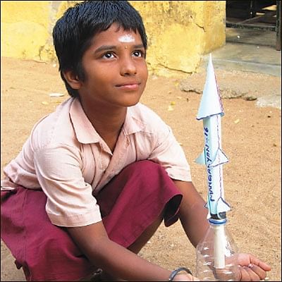 சீறிப் பறக்கும் ராக்கெட்!
