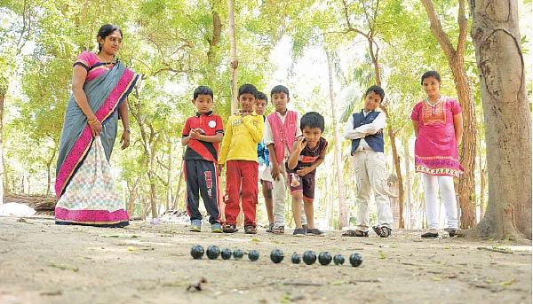 கணிதத்தில் முன்னேற பல்லாங்குழி... கவனத்தை நிலைப்படுத்த நூற்றாங்கல்!