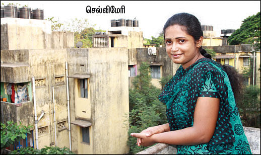 வறுமையில் செம்மை... பிரமிக்க வைக்கும் ப்ளஸ் டூ பெண்கள் !