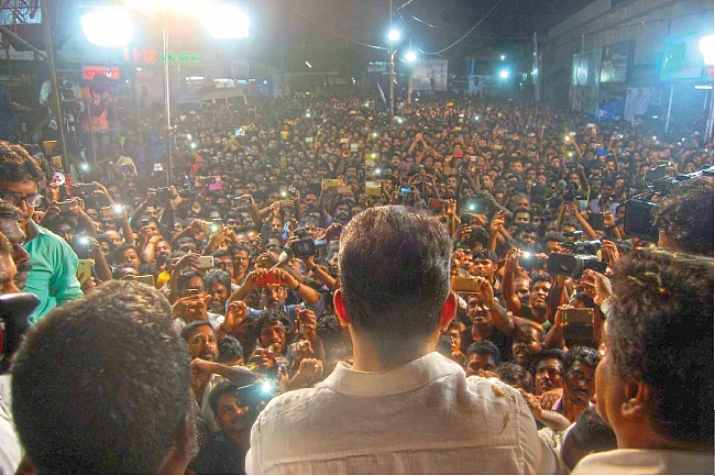 மீட்புப் படகு வாங்கும் மீனவர்கள்! - ஆதரவுக்கரம் நீட்டிய கமல்