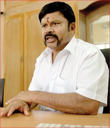 "இனி கைதிகளுக்குத்தான் சசிகலா கட்சி நடத்த முடியும்!”