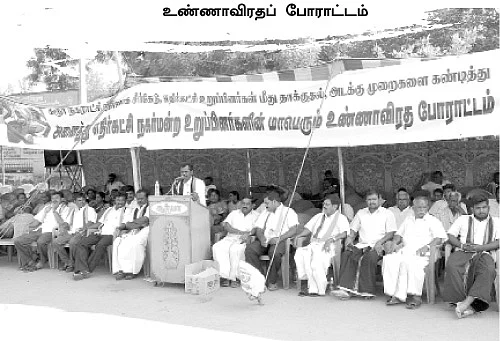 'ஹெல்மட் போட்டு வந்தாலும் அடிக்கிறார்கள்!'
