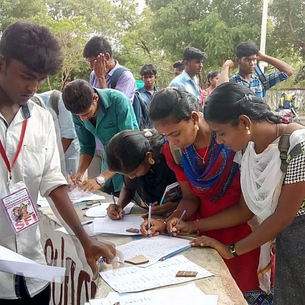 15 வகையான கட்டணங்கள் உயர்வு! - போராட்டத்தைத் தொடங்கிய திருச்சி மாணவர்கள்