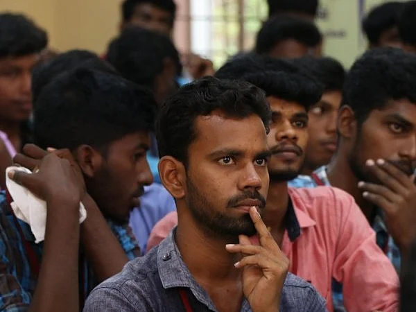 'தமிழில் பொறியியல் படிப்புகள் ; மாணவர்கள் மீதான அக்கறையா, கல்லூரிகளுக்கு விரிக்கும் வலையா?'