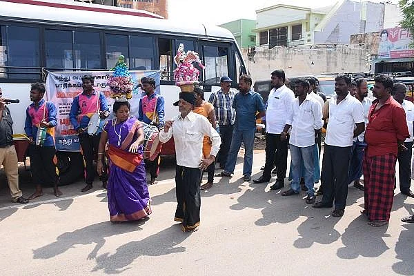 பொதுமக்கள் ஆர்வத்துடன் பார்த்து ரசித்த கந்துவட்டி ஒழிப்புக் கலை பிரசாரம்!