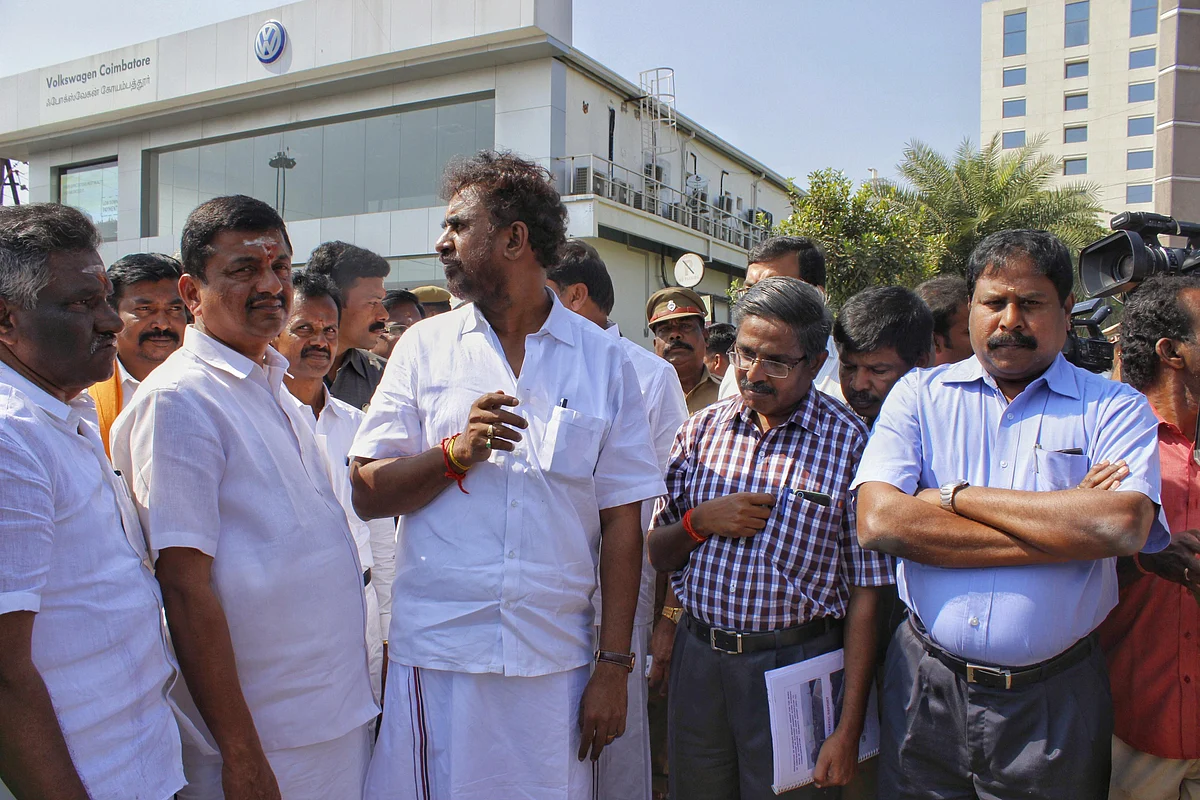 ”காத்திருந்தார்.... கைக்கட்டியபடியே நின்றார்!” - அமைச்சரை கண்டு நடுங்கும் கலெக்டர்.