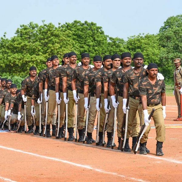 ரயில்வே பாதுகாப்பு படையினர். படங்கள் - தே.தீட்ஷித்