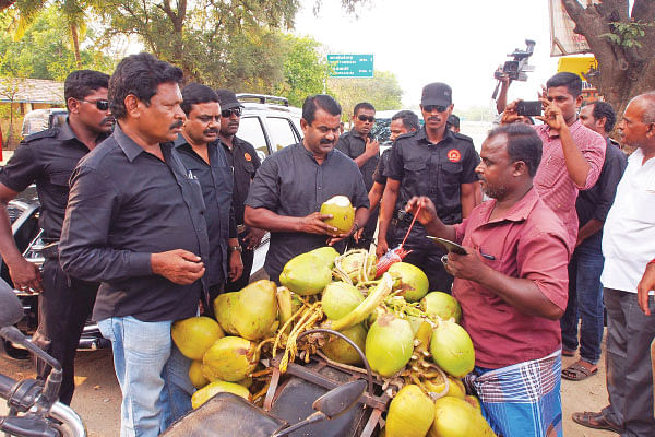 ‘12 கோடிப்பே... 12 கோடிஈஈஈ...’ - சீமானுடன் ஒருநாள்...