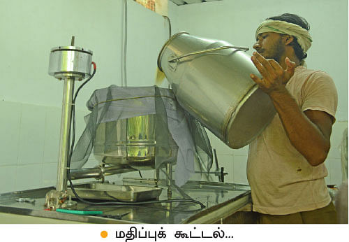 22 மாடுகள்... மாதம் ஒரு லட்சம்! பழுதில்லாமல் லாபம் கொடுக்கும் பால் பண்ணை!