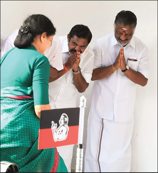 ‘அஞ்சாறு அணி... ஆளுக்கொரு கொடி...!’ - ஜெயலலிதா தொண்டர்கள் யார் பக்கம்?