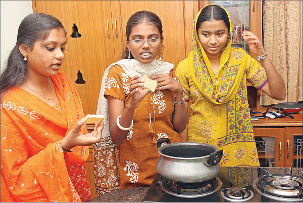 இந்திய தீபாவளிகளில் முதன் முறையாக... கல்லூரிப் பெண்கள் கிண்டிய கஷ்மீர் அல்வா!