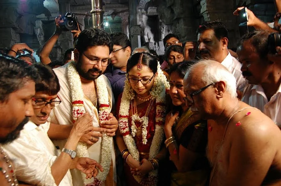பெண் சப்-கலெக்டரை காதலித்து கரம்பிடித்த எம்எல்ஏ!