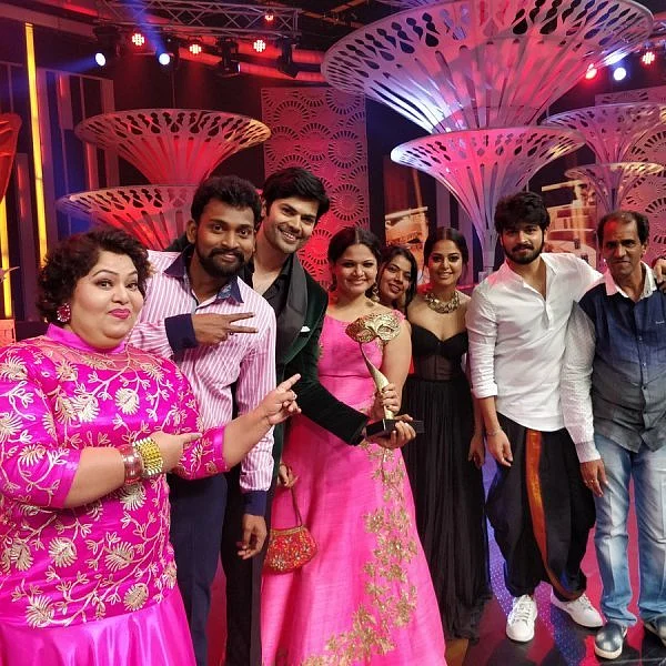 ``விஜய் டி.வி விருது விழாவைப் புறக்கணித்த `பிக்பாஸ்' போட்டியாளர்கள்... ஏன்?"