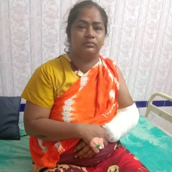` விபத்தில் சிக்கிக்கொண்டோம்.. தேர்வுப் பணிக்கு வர முடியாது!' - ரத்தக் காயங்களுடன் அலைக்கழிக்கப்பட்ட ஆசிரியைகள்