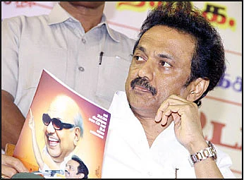மிஸ்டர் கழுகு: சகோதரச் சண்டையில் சரிந்த தலைகள்!